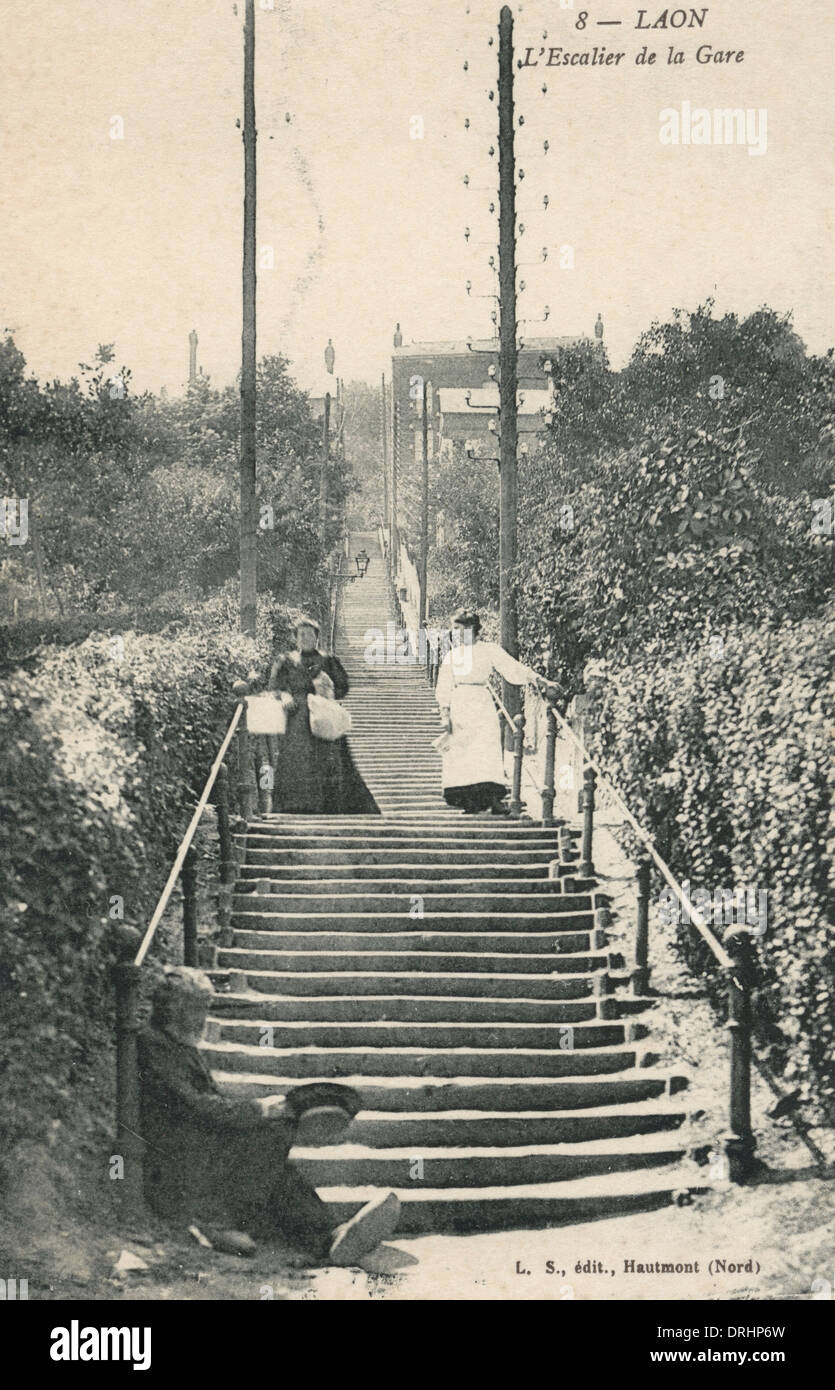 Treppe bis zum Bahnhof in Laon, Frankreich Stockfoto