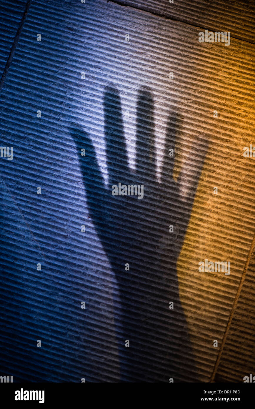 Gruselige Schatten der menschlichen Hand auf der Steinoberfläche Stockfoto