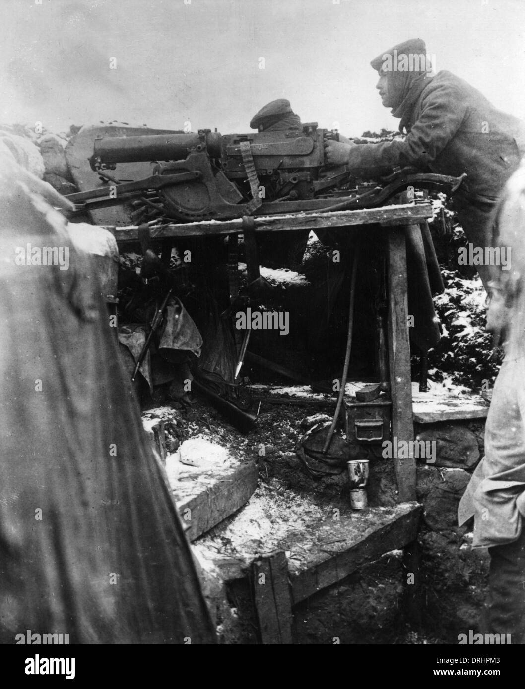 Deutsche Soldaten mit Maschinengewehren im Graben, WW1 Stockfoto