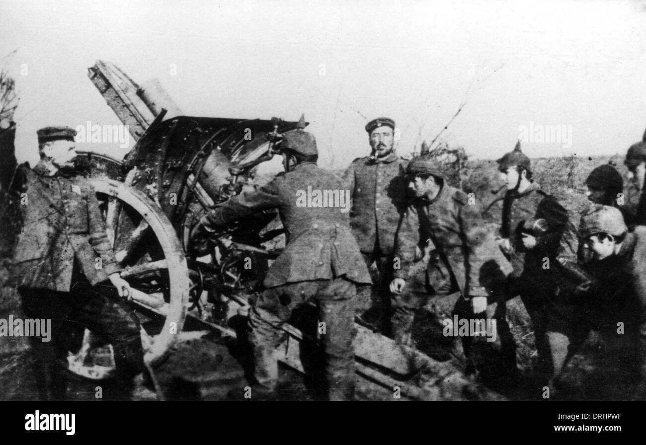 Deutsche "Gunners" in Aktion mit 105mm Haubitze, WW1 Stockfoto