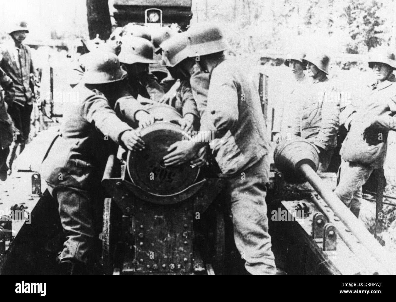 Deutsche "Gunners" in Aktion mit 38-cm-Geschütz, WW1 Stockfoto