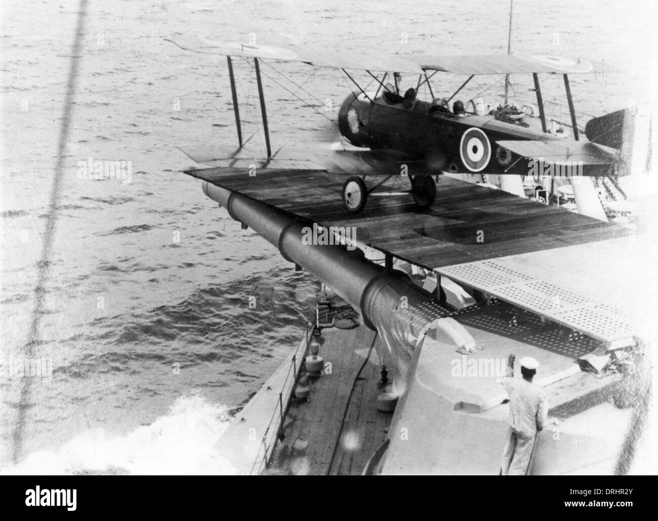 Sopwith 1¢ Strutter Doppeldecker startet von einem Schiff, WW1 Stockfoto