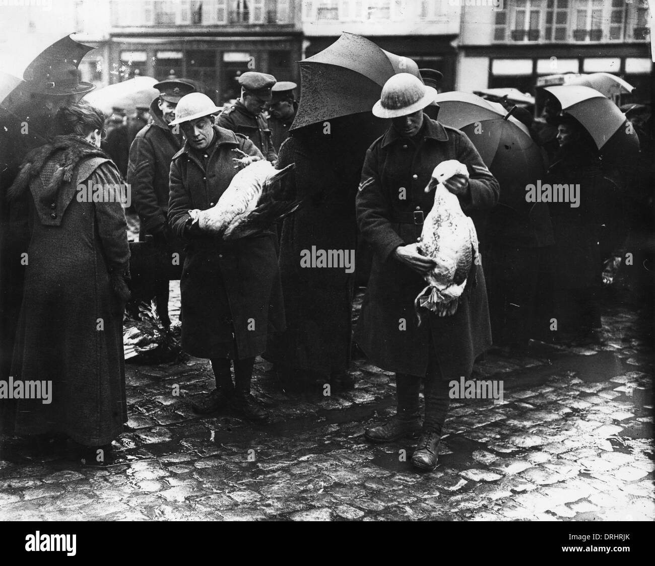 Britische Truppen in Straßenmarkt in Bailleul, Frankreich, WW1 Stockfoto