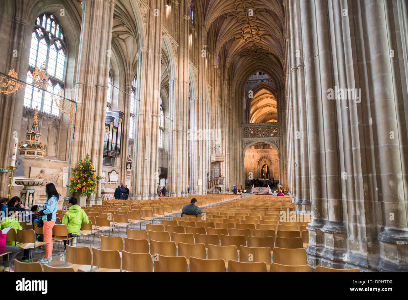 Touristen in das Hauptschiff der Kathedrale von Canterbury, Kent Stockfoto