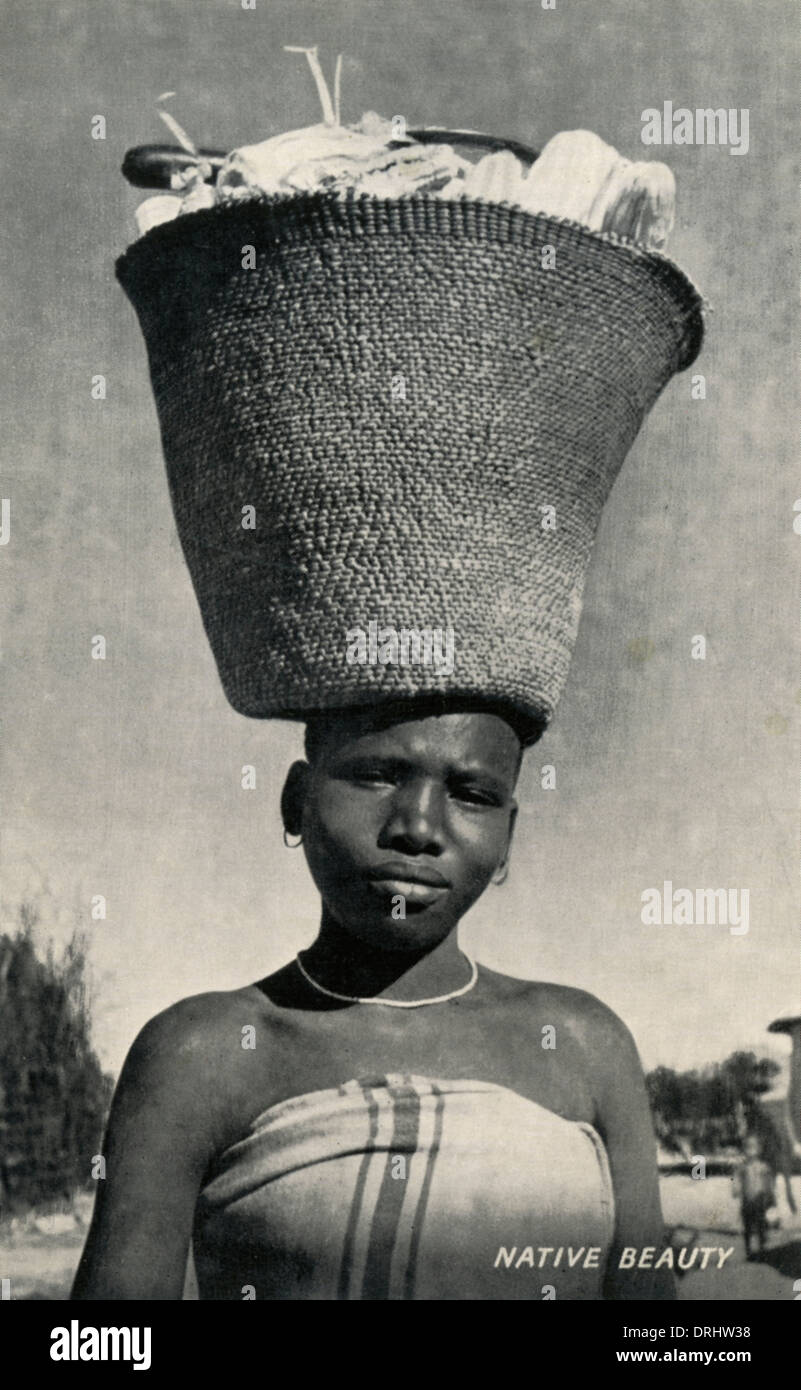 Afrika Frau mit Mais auf dem Kopf Stockfoto