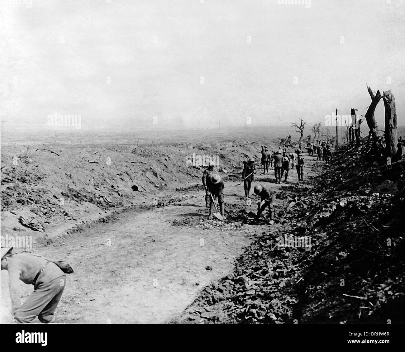 Britische Soldaten clearing Straße durch Schlachtfeld, WW1 Stockfoto