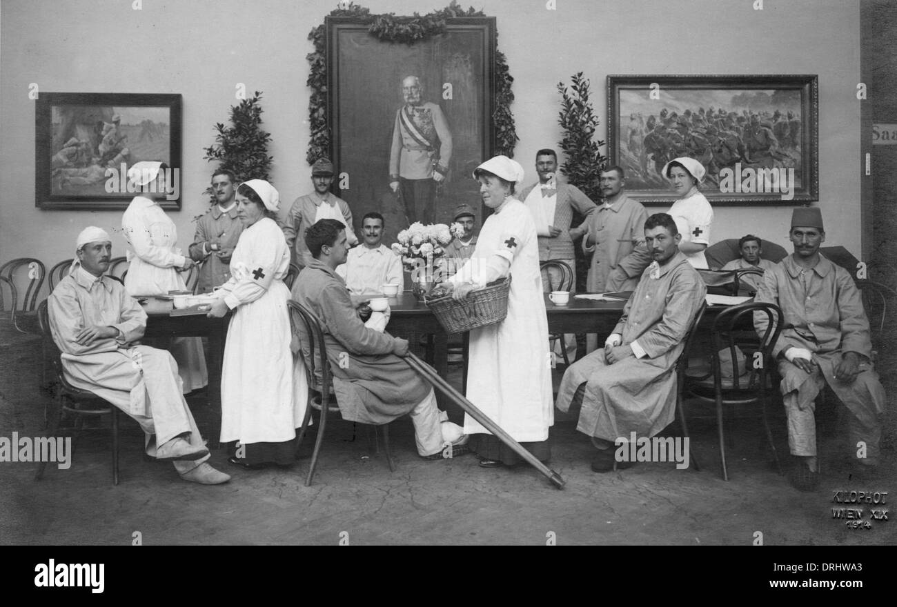Verwundete österreichische Soldaten und ihre Krankenschwestern, WW1 Stockfoto