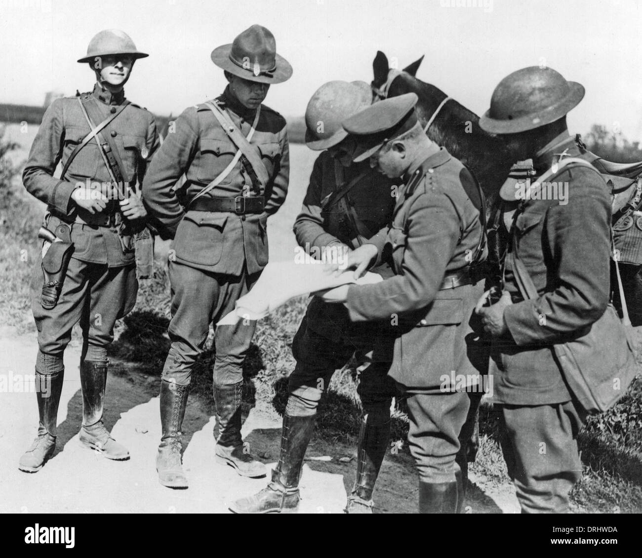 Britische und amerikanische Soldaten mit Karte, Frankreich, WW1 Stockfoto