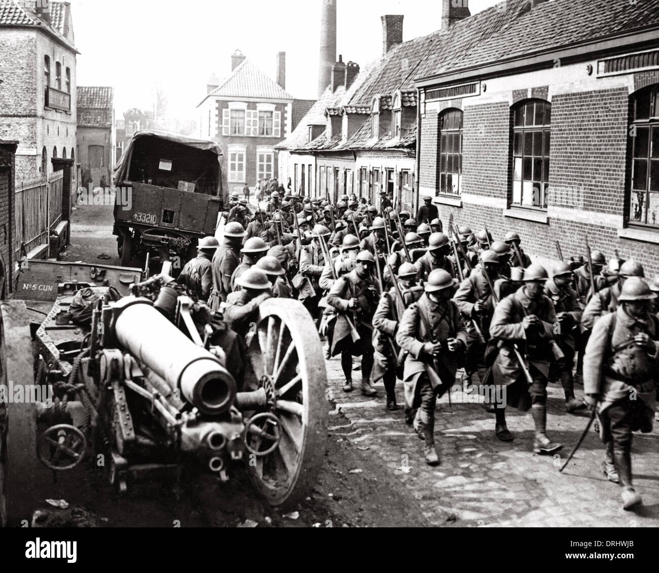 Französische Truppen vorbei britische Geschütze, Westfront, WW1 Stockfoto