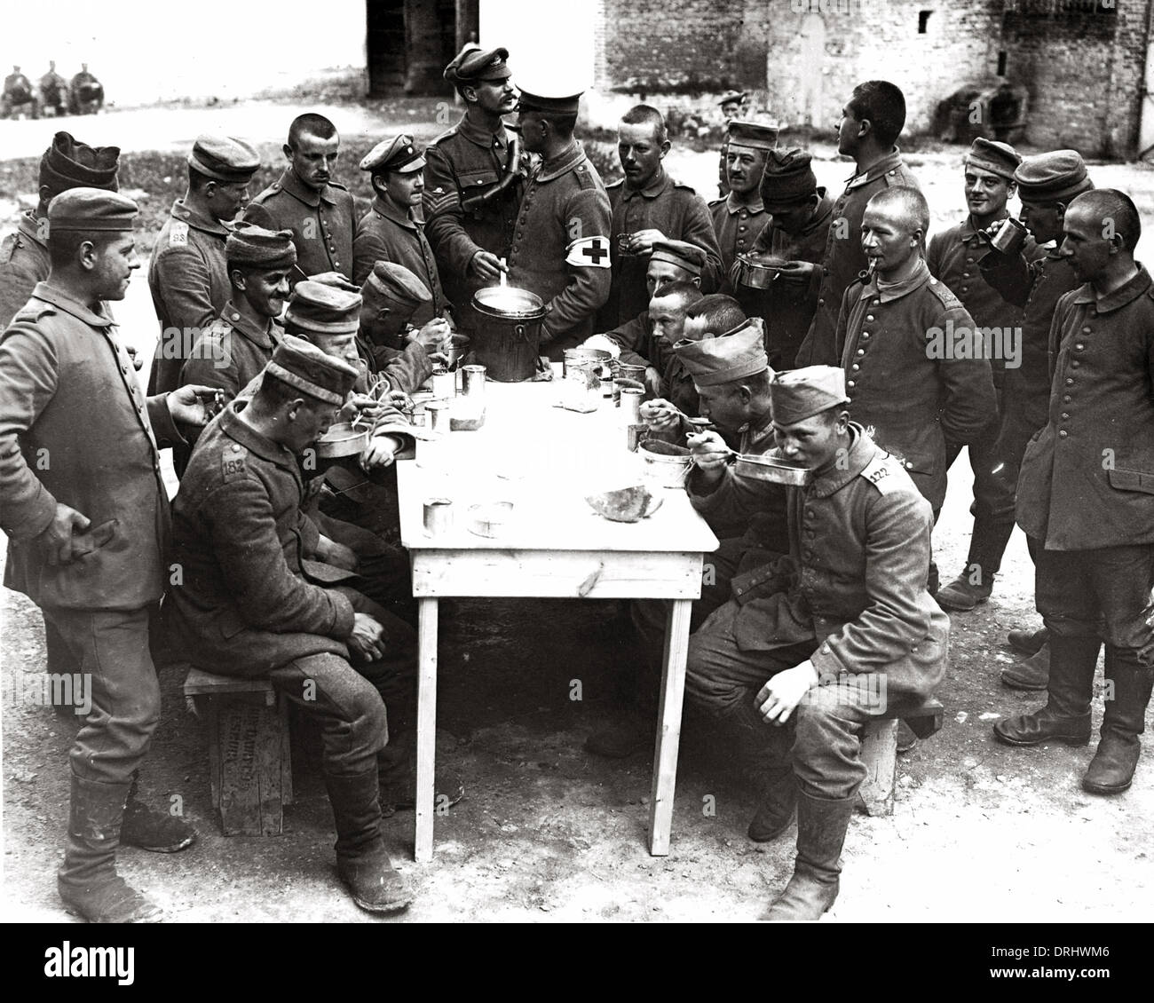 Deutschen Kriegsgefangenen genießen Sie eine Mahlzeit, WW1 Stockfoto