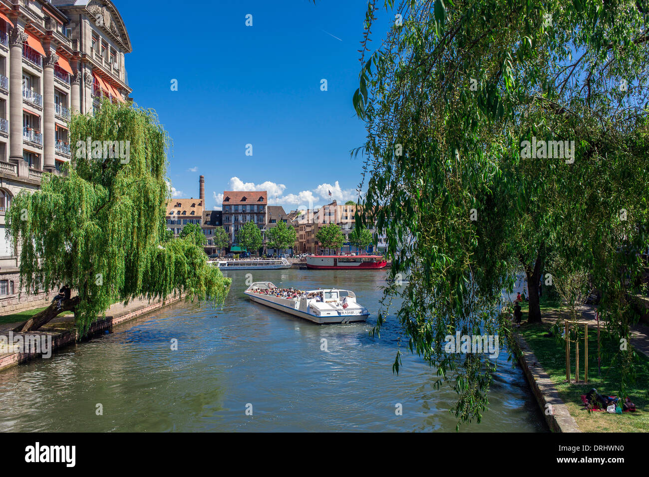 Ausflugsschiff auf krank Fluss und Quai des Pêcheurs Fischer Kai Straßburg Elsass Frankreich Stockfoto