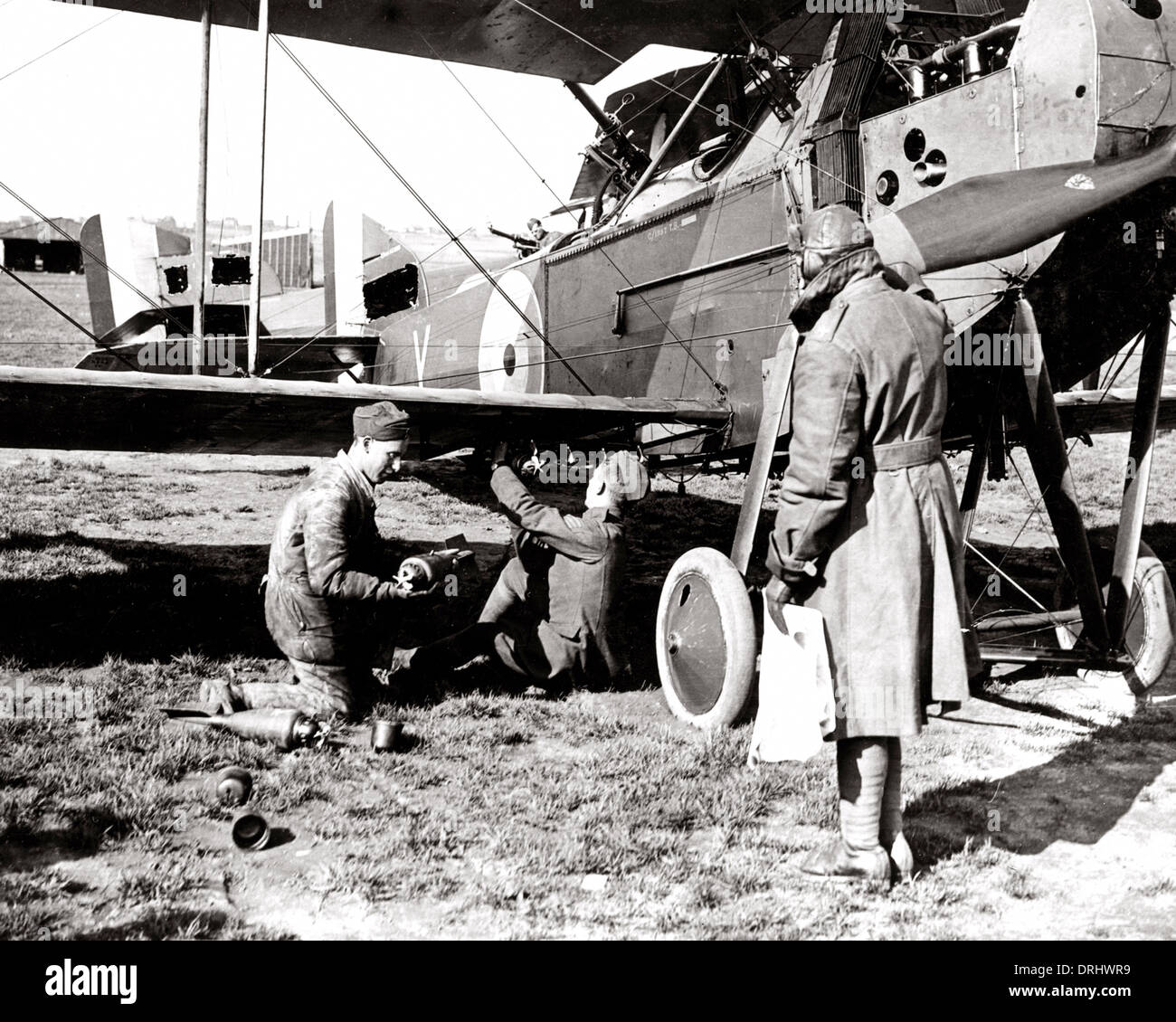 Britische Flieger Bewaffnung ein Flugzeug mit Bomben, WW1 Stockfoto