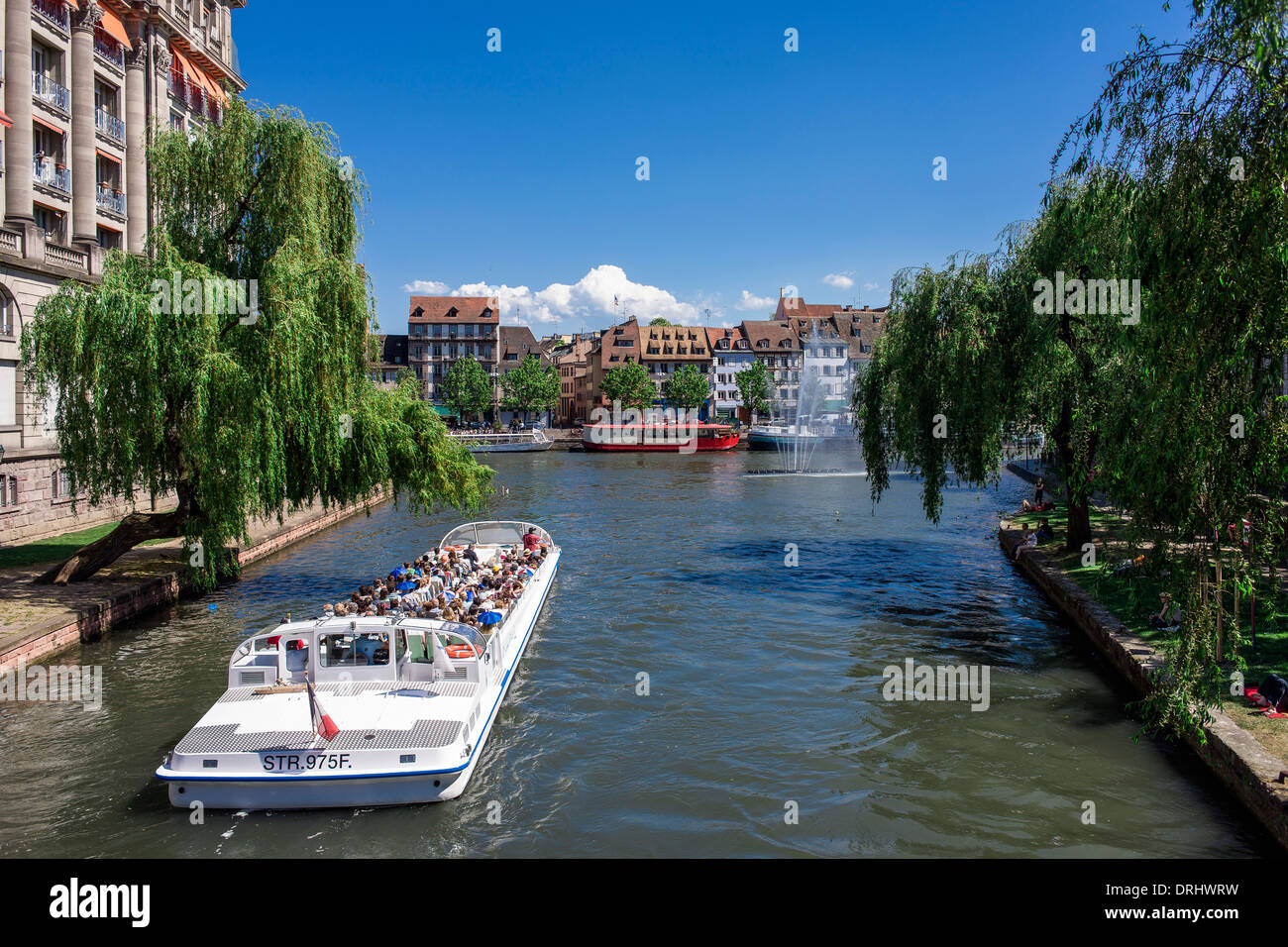 Ausflugsboot auf Dem Fluss Ill und Quai des Pêcheurs Fischer fahren nach Straßburg ins Elsaß Frankreich Europa Stockfoto