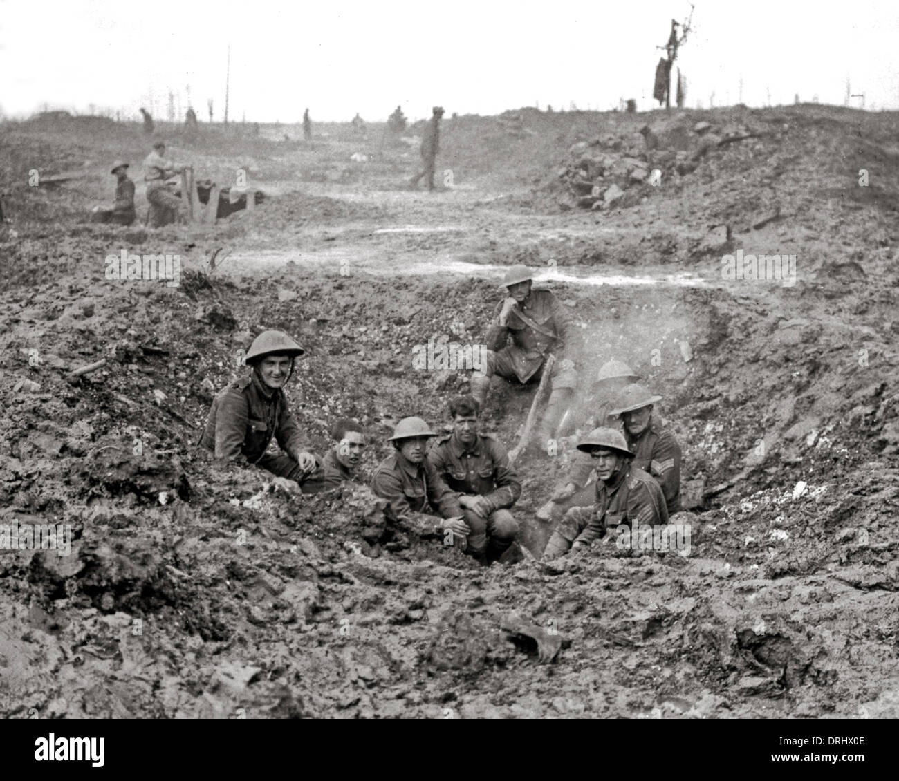 Britische Soldaten in Schale Loch, Westfront, WW bergende Stockfoto