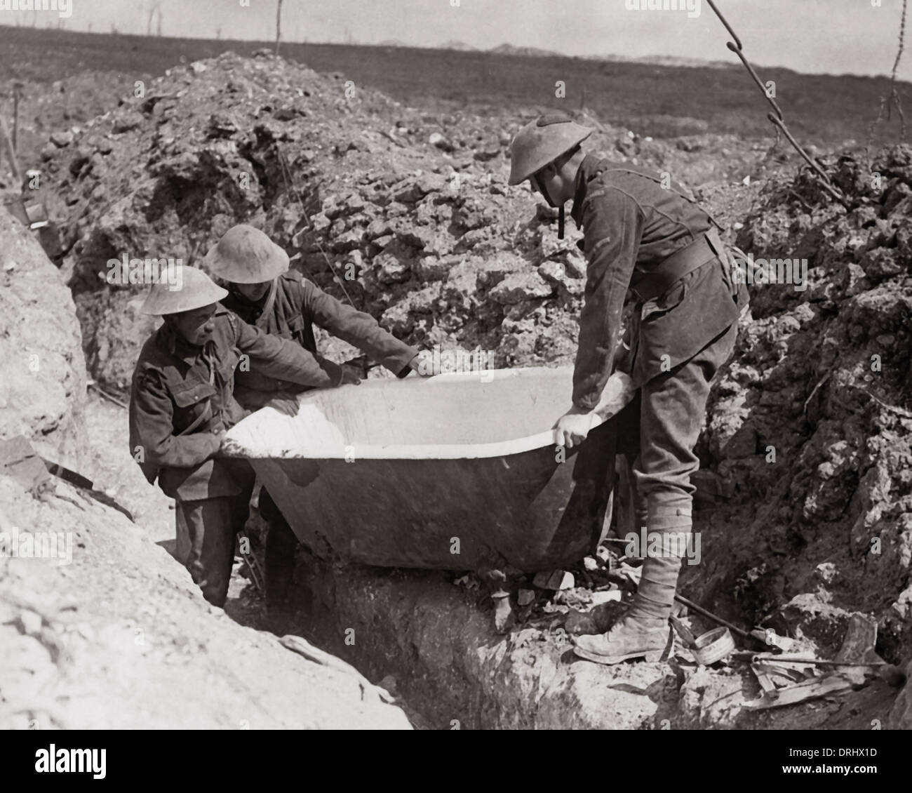 Britische Soldaten finden in verlassenen deutschen Einbaum, WW1 Bad Stockfoto