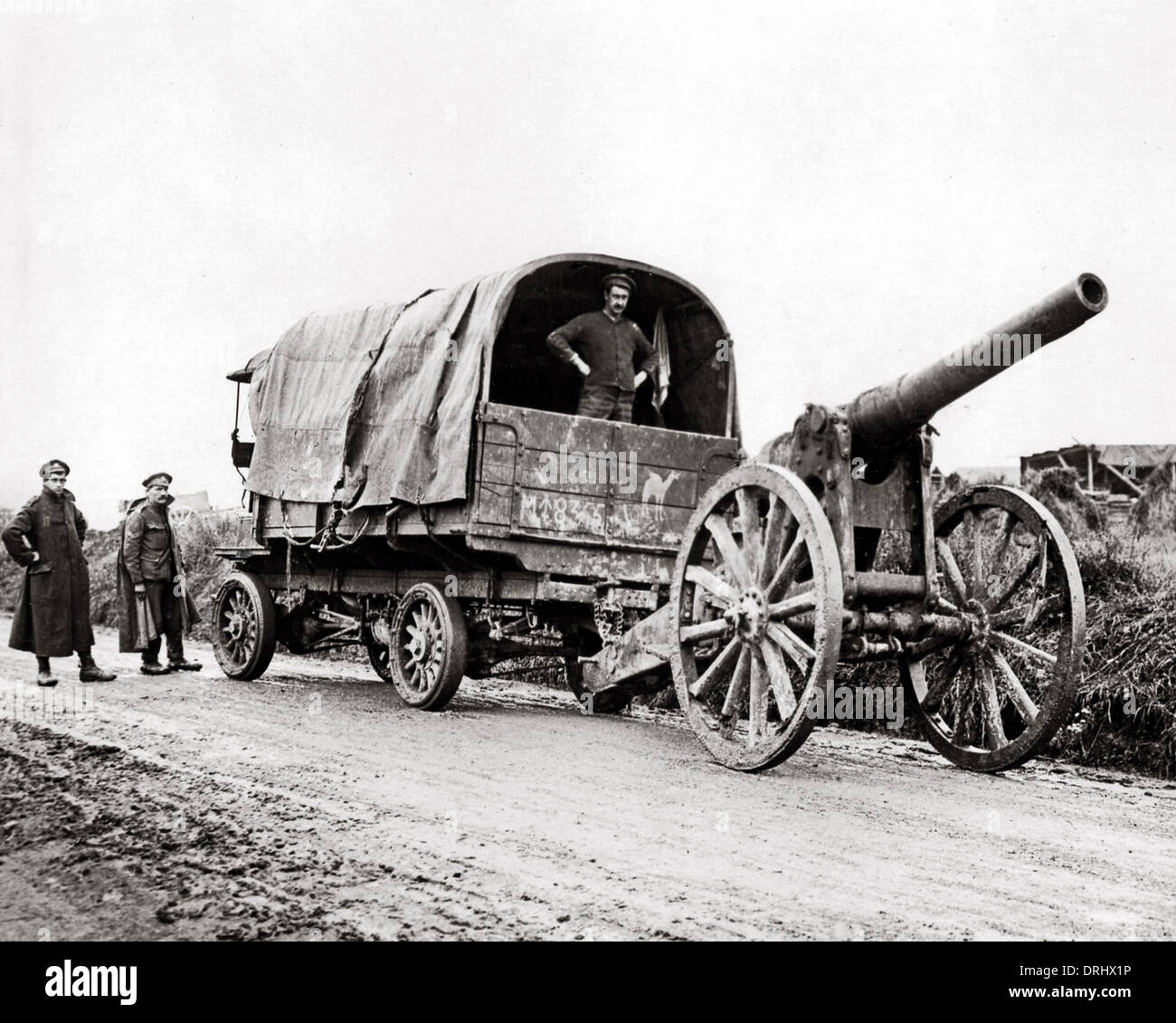 Britische Soldaten Schleppen gefangen deutsche Pistole, WW1 Stockfoto