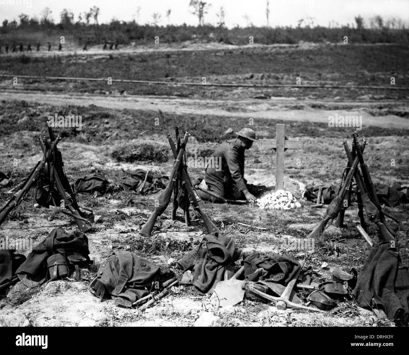 Britischer Soldat aufräumen Grab der gefallenen Kollegen, WW1 Stockfoto