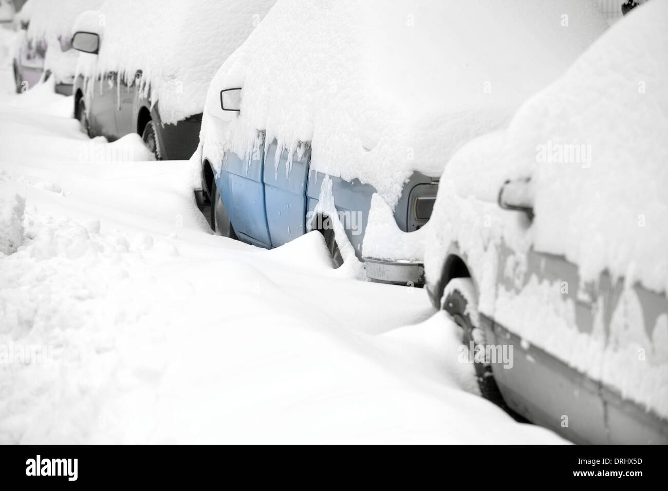 Verschneite Autos nach starkem Schneefall Stockfoto