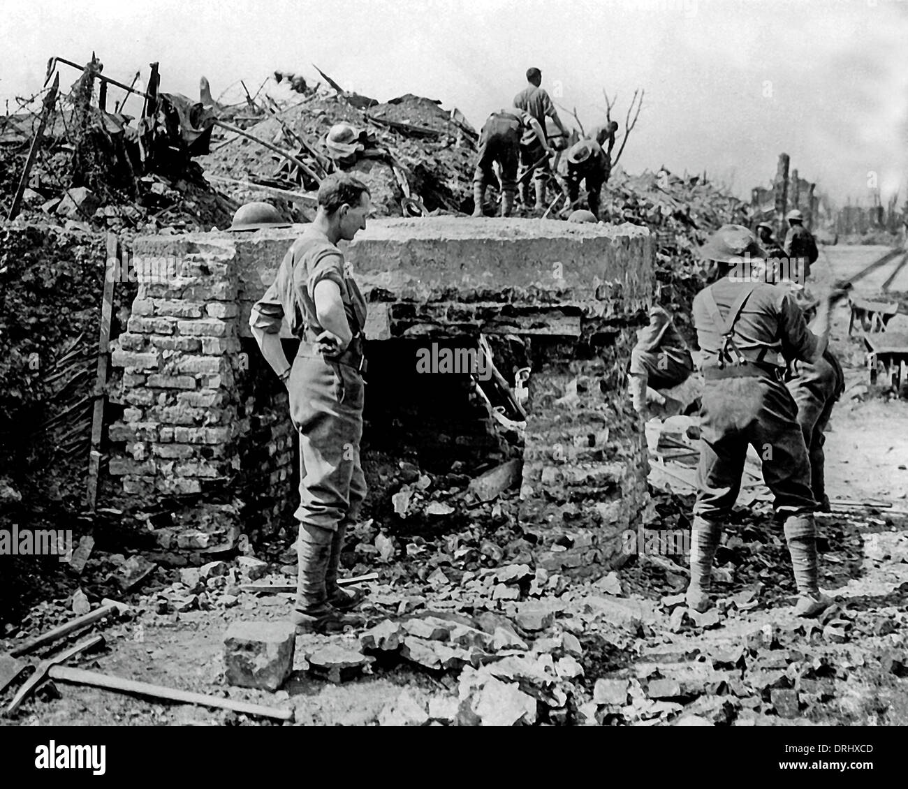 Britische Soldaten brechen deutsche Stärke, WW1 Stockfoto
