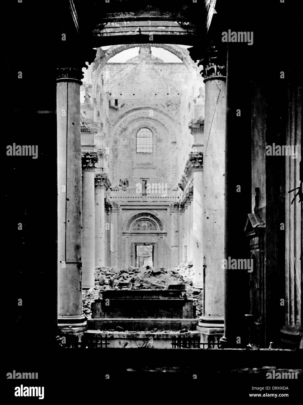 Interieur von Arras Kathedrale nach deutschen Shell Feuer, WW1 Stockfoto