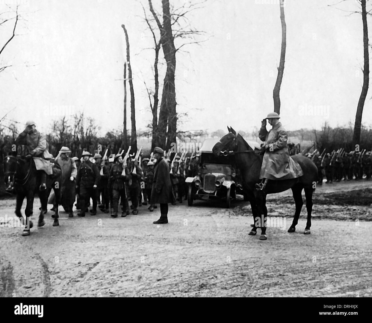 Offizier auf Reiten salutieren Truppen, Westfront, WW1 Stockfoto