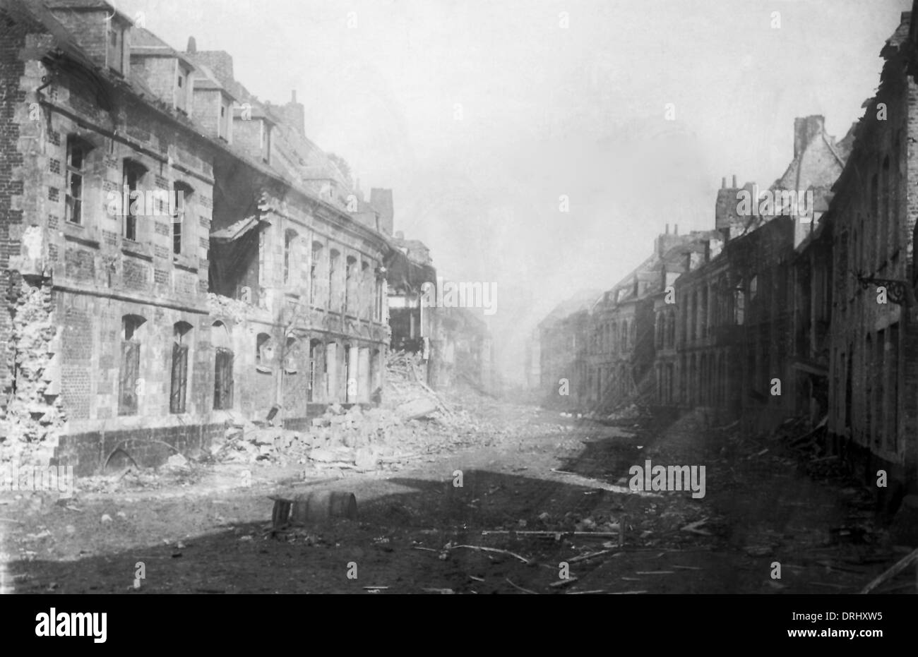 Straße in Bapaume während der Aufnahme, Westfront, WW1 Stockfoto