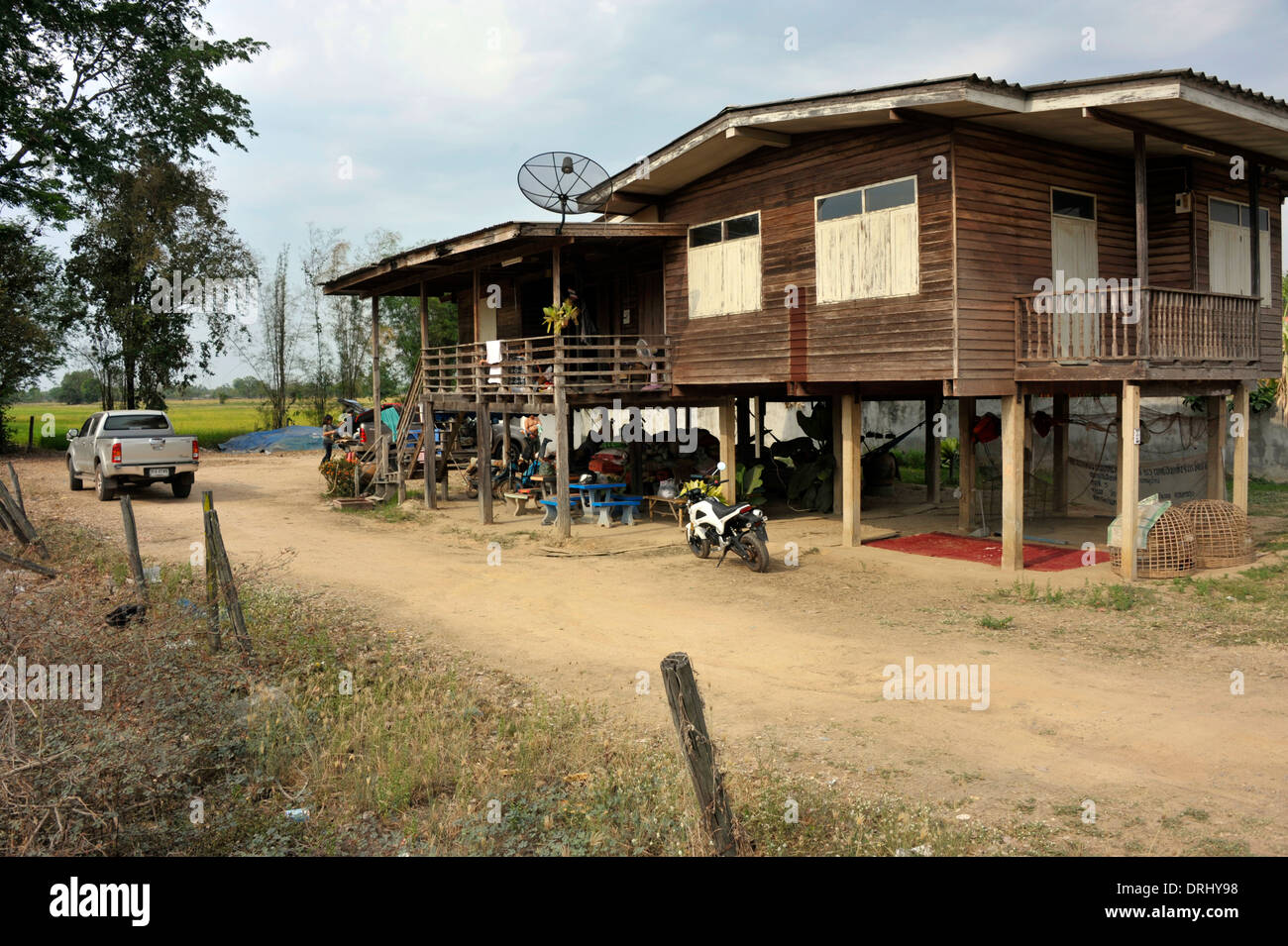 Traditionelles Landhaus in der Zentralebene, die landwirtschaftliche Fläche in Kamphaeng Phet in Thailand. Stockfoto