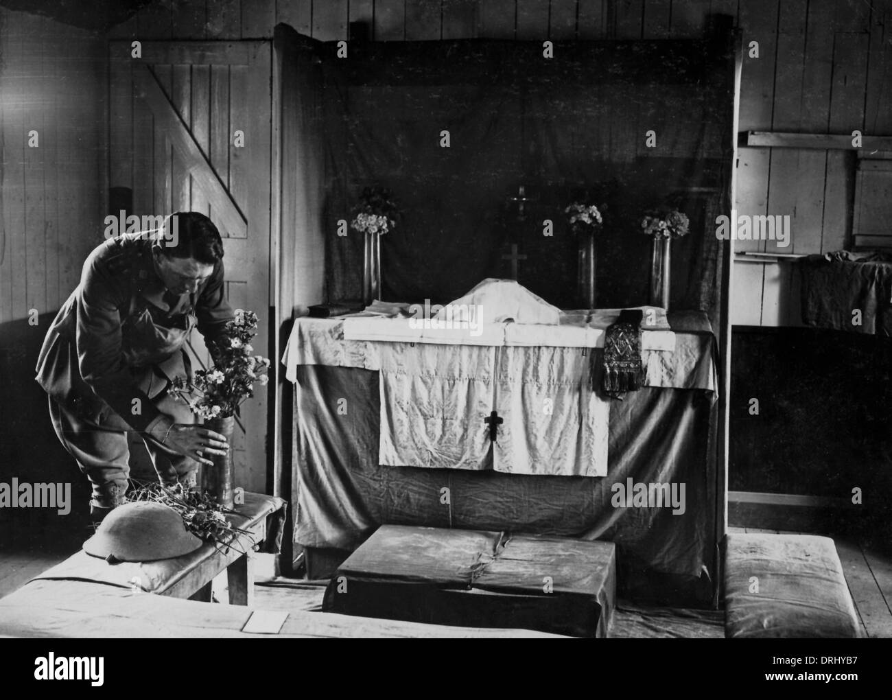 Britische Armee Padre in behelfsmäßigen Kirche, Westfront, WW1 Stockfoto