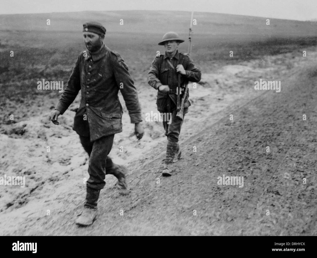Britischer Soldat mit deutschen Gefangenen, Westfront, WW1 Stockfoto