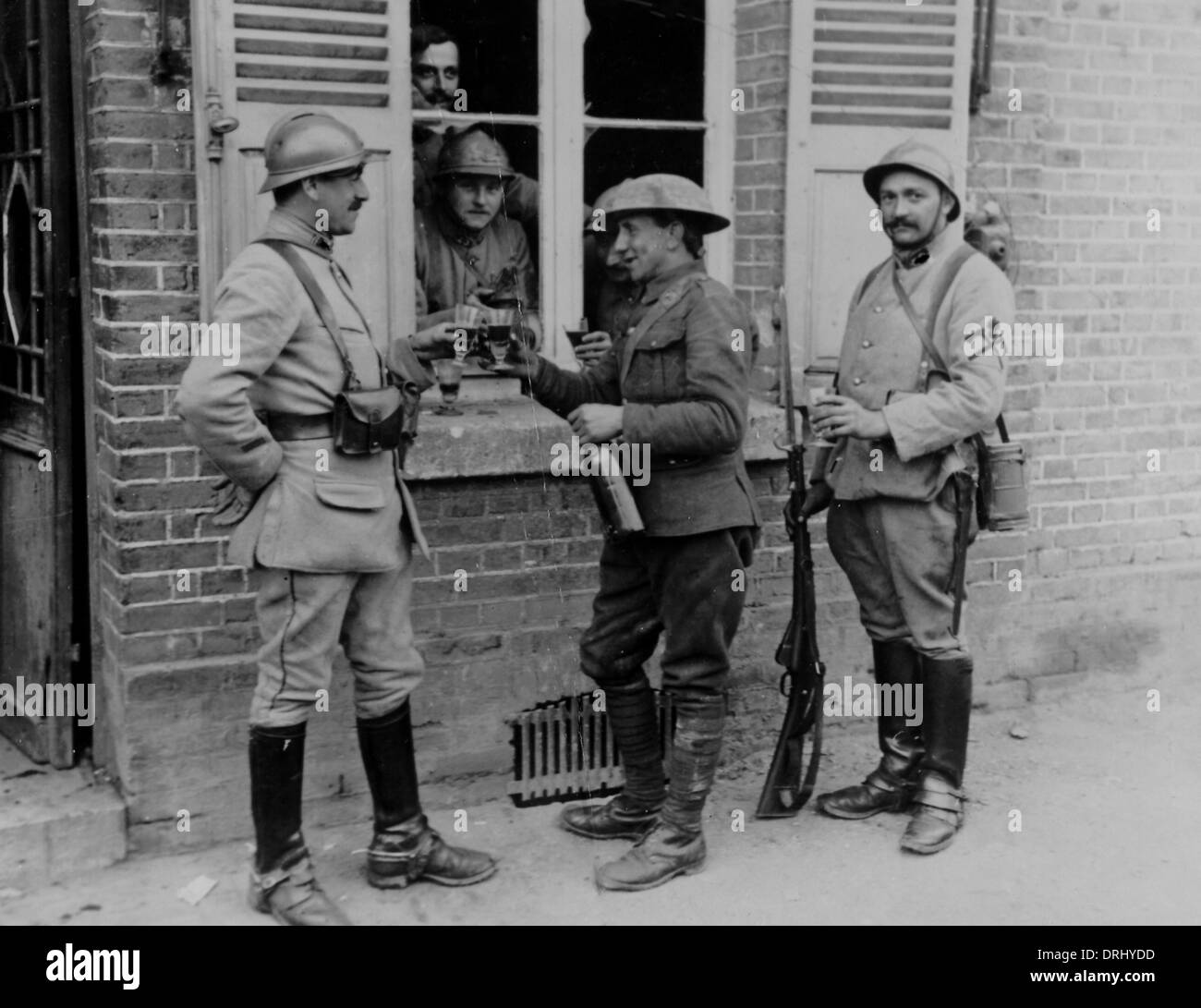 Britische und französische Soldaten einen Drink, WW1 Stockfoto