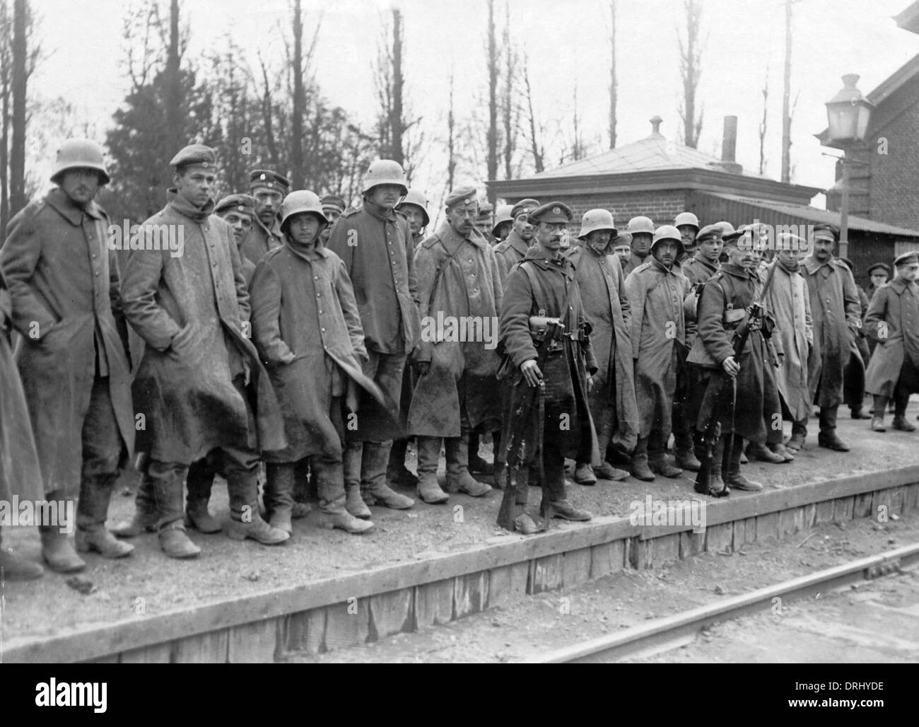 Deutschen Kriegsgefangenen auf Bahnsteig, Westfront, WW1 Stockfoto