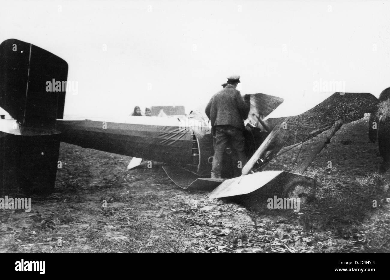 Beschädigte Flugzeug auf einem Flugplatz, WW1 Stockfoto