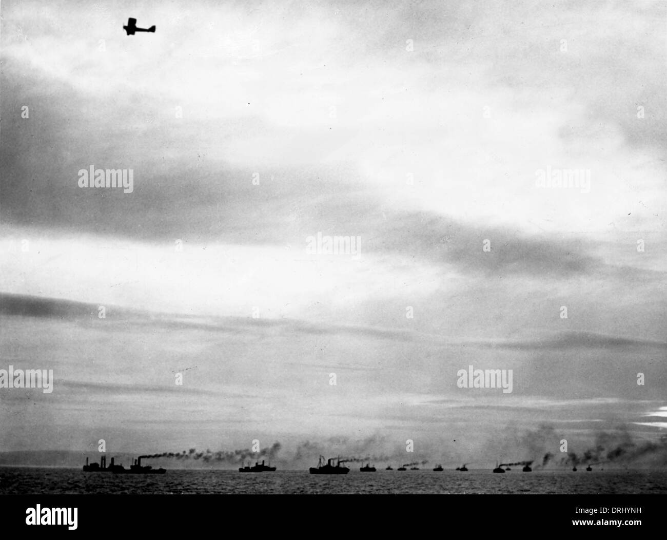 Britische DH6 Doppeldecker eskortierte Konvoi von Schiffen, WW1 Stockfoto