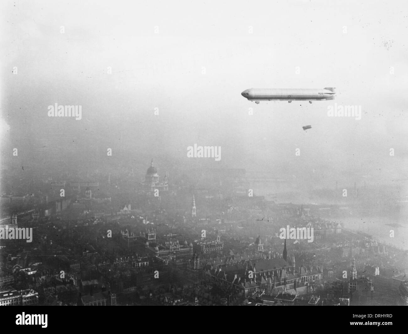 Britische R26 Luftschiff fliegt über London, WW1 Stockfoto