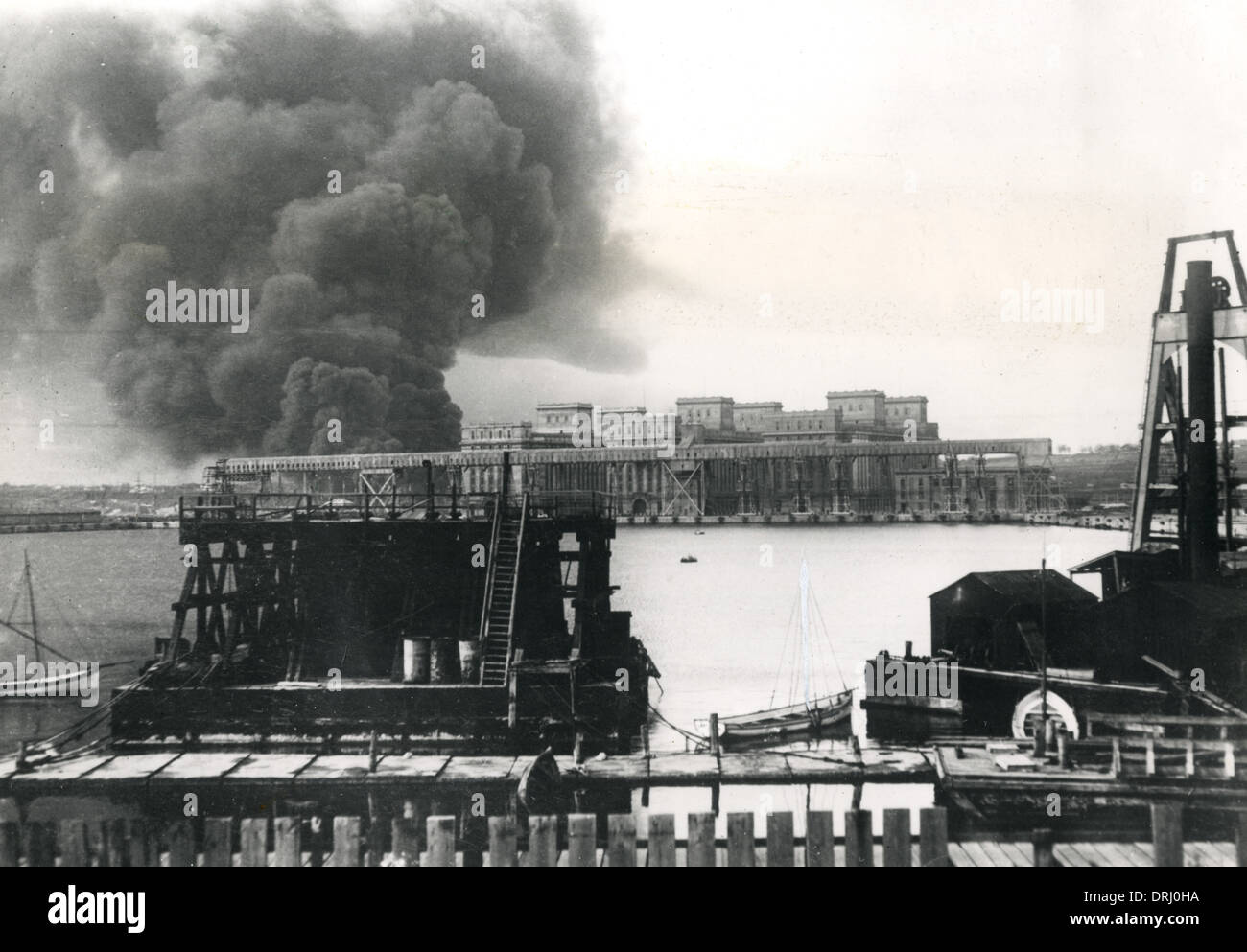 Benzintanks brennen, Constanza Hafen, Rumänien, WW1 Stockfoto
