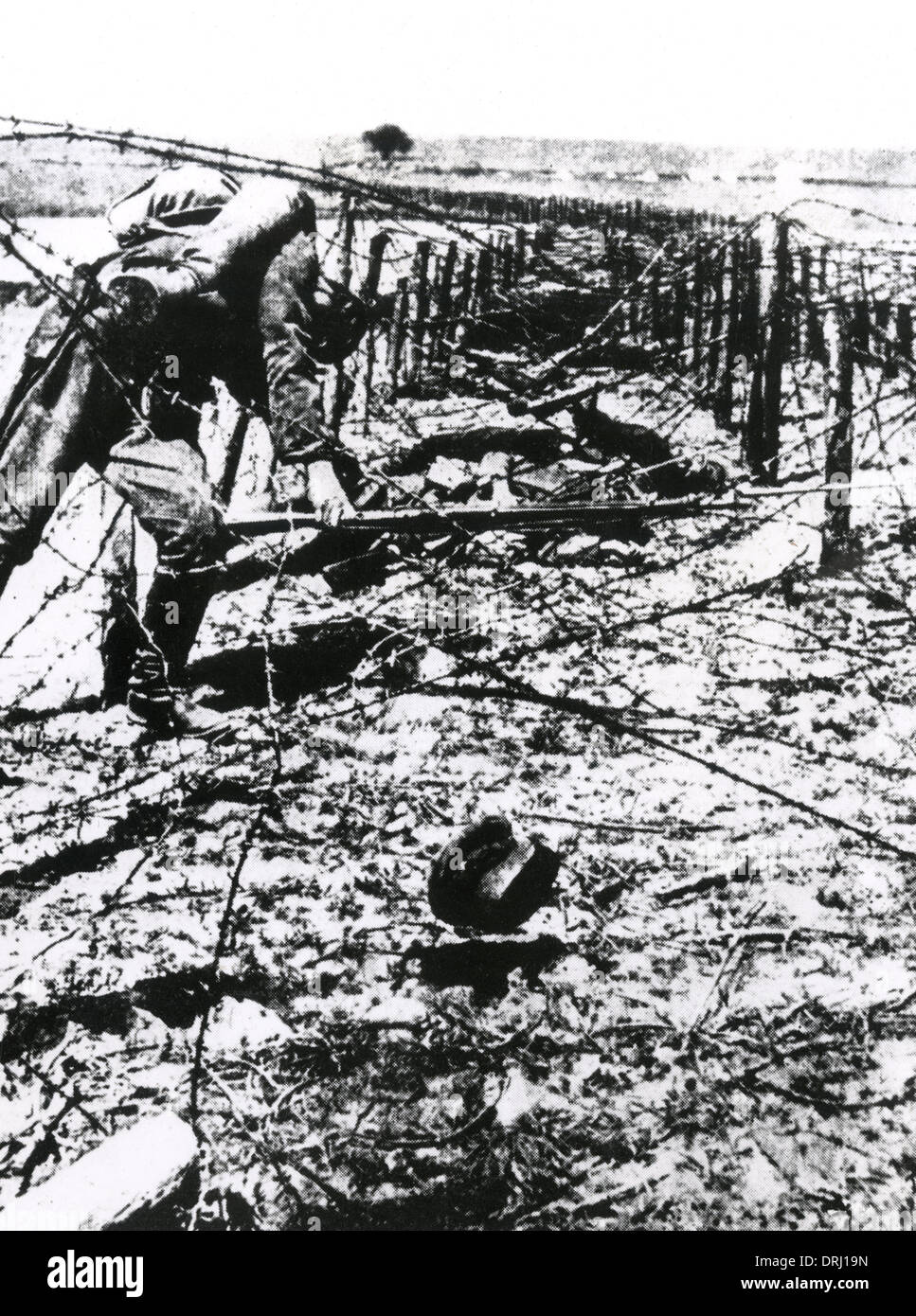 Russische Soldaten gefangen im deutschen Stacheldraht, WW1 Stockfoto