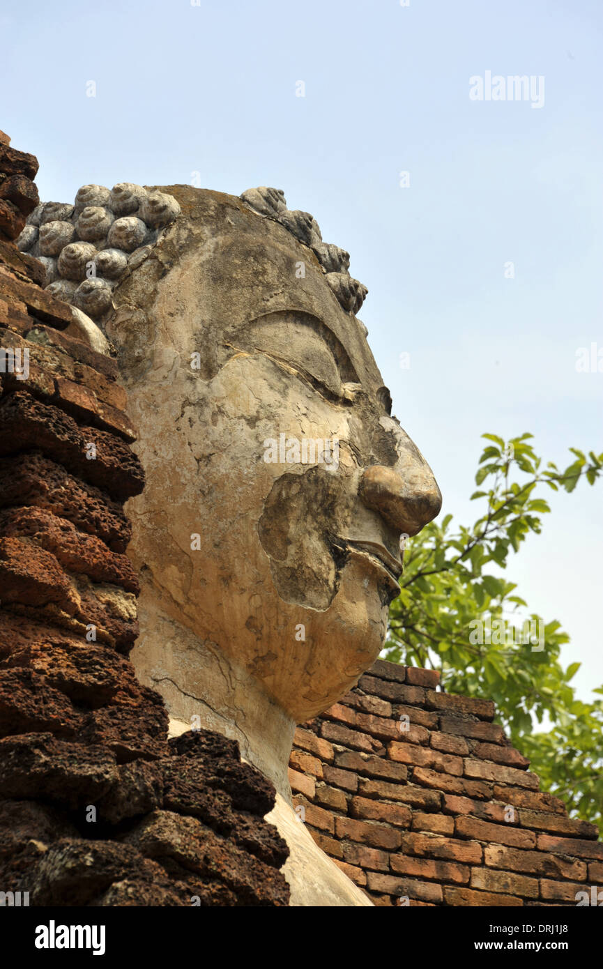 Stehende Buddha-Gestalt in der Kamphaeng Phet Historical Park in Thailand. Stockfoto