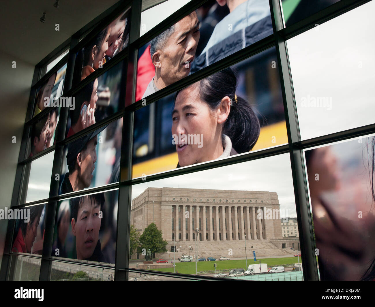 Des finnischen Parlaments (finnische Parliament House) von einem Fenster-Ausstellung aus dem Kunstmuseum Kiasma gesehen.  Helsinki. Stockfoto