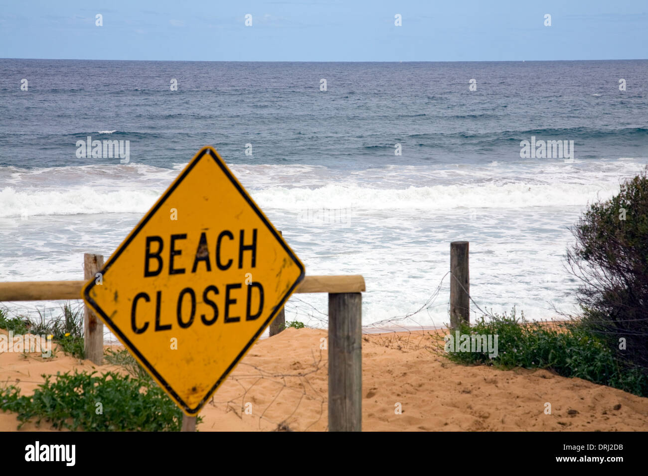 Narrabeen Strand, Sydney, geschlossen wegen gefährlichen Surf-Bedingungen Stockfoto