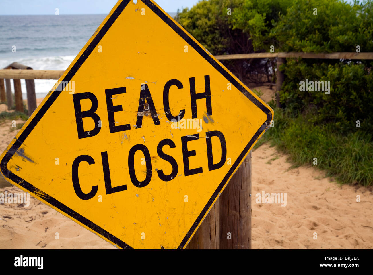 Narrabeen Strand, Sydney, geschlossen wegen gefährlichen Surf-Bedingungen Stockfoto