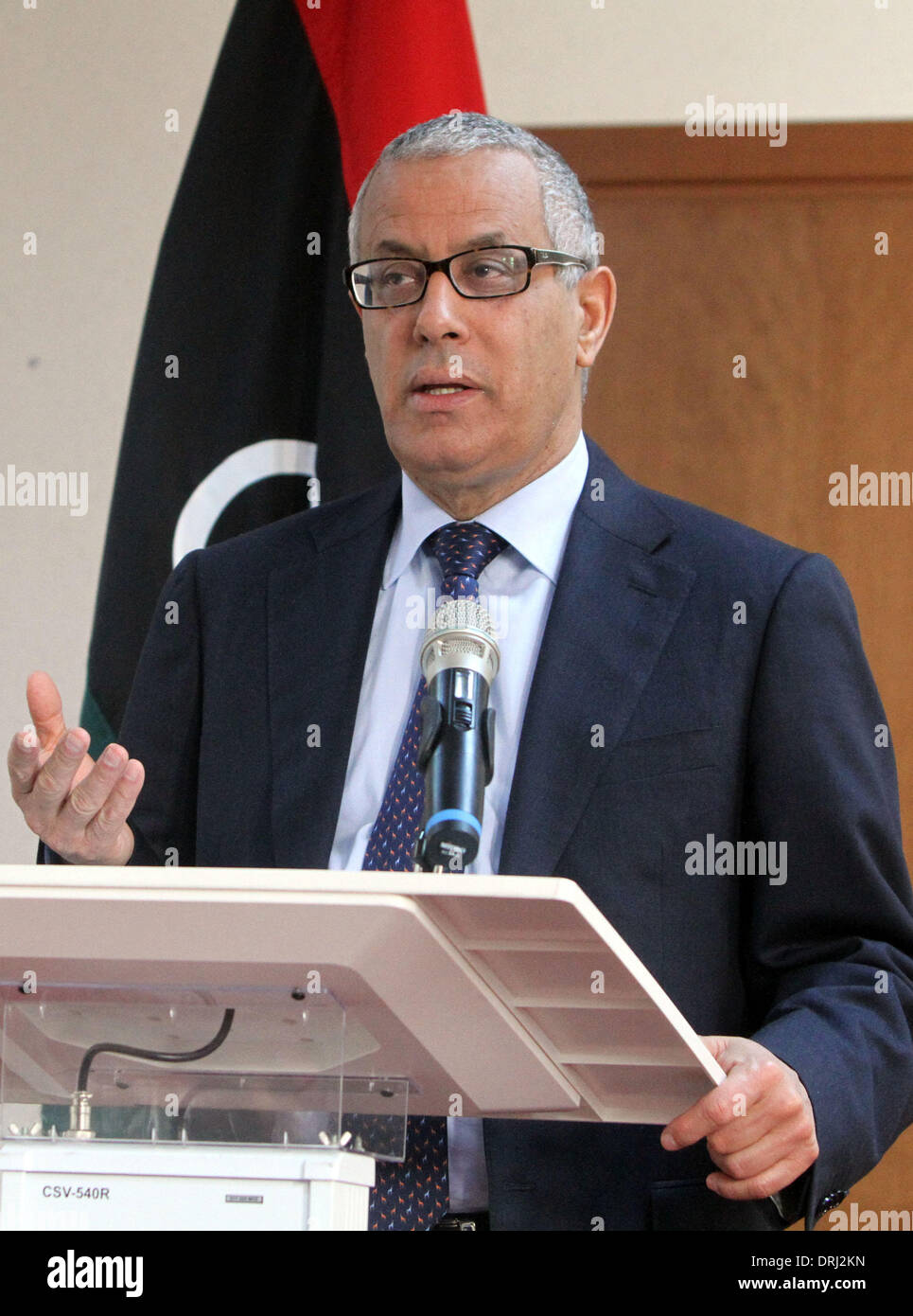 Tripoli, Libyen. 27. Januar 2014. Libyens Premierminister Ali Zeidan spricht während einer Pressekonferenz in Tripolis, Libyen, 27. Januar 2014. Ali Zeidan sagte, dass die fünf ägyptischen Gesandten, die in den vergangenen zwei Tagen in Tripolis entführt wurden freigegeben wurden und in einem guten Zustand. Sie würden in den nächsten paar Stunden nach Ägypten zurückkehren. (Xinhua/Hamza Türkei/Alamy Live-Nachrichten) Stockfoto