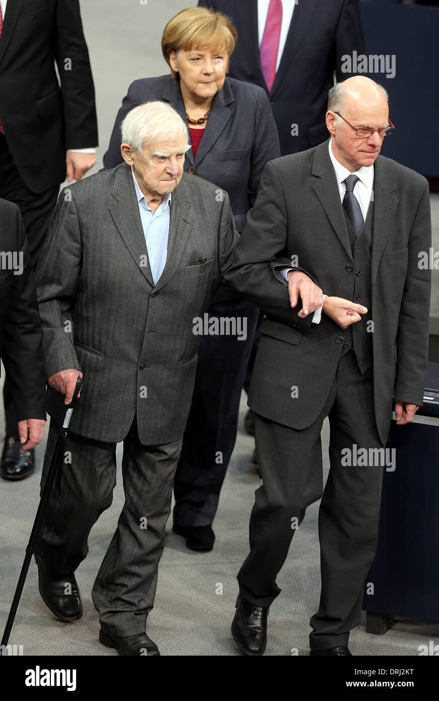 Berlin, Deutschland. 27. Januar 2014. 95 Jahre alten russischen Autors Daniil Granin (L-R), deutsche Bundeskanzlerin Angela Merkel (CDU) und Präsident des Unterhauses "Bundestag" des Deutschen Bundestages Norbert Lammert (CDU) besuchen Sie eine Veranstaltung für den Tag des Gedenkens an die Opfer des Nationalsozialismus an das Reichstagsgebäude in Berlin, Deutschland, 27. Januar 2014. Foto: WOLFGANG KUMM/Dpa/Alamy Live News Stockfoto