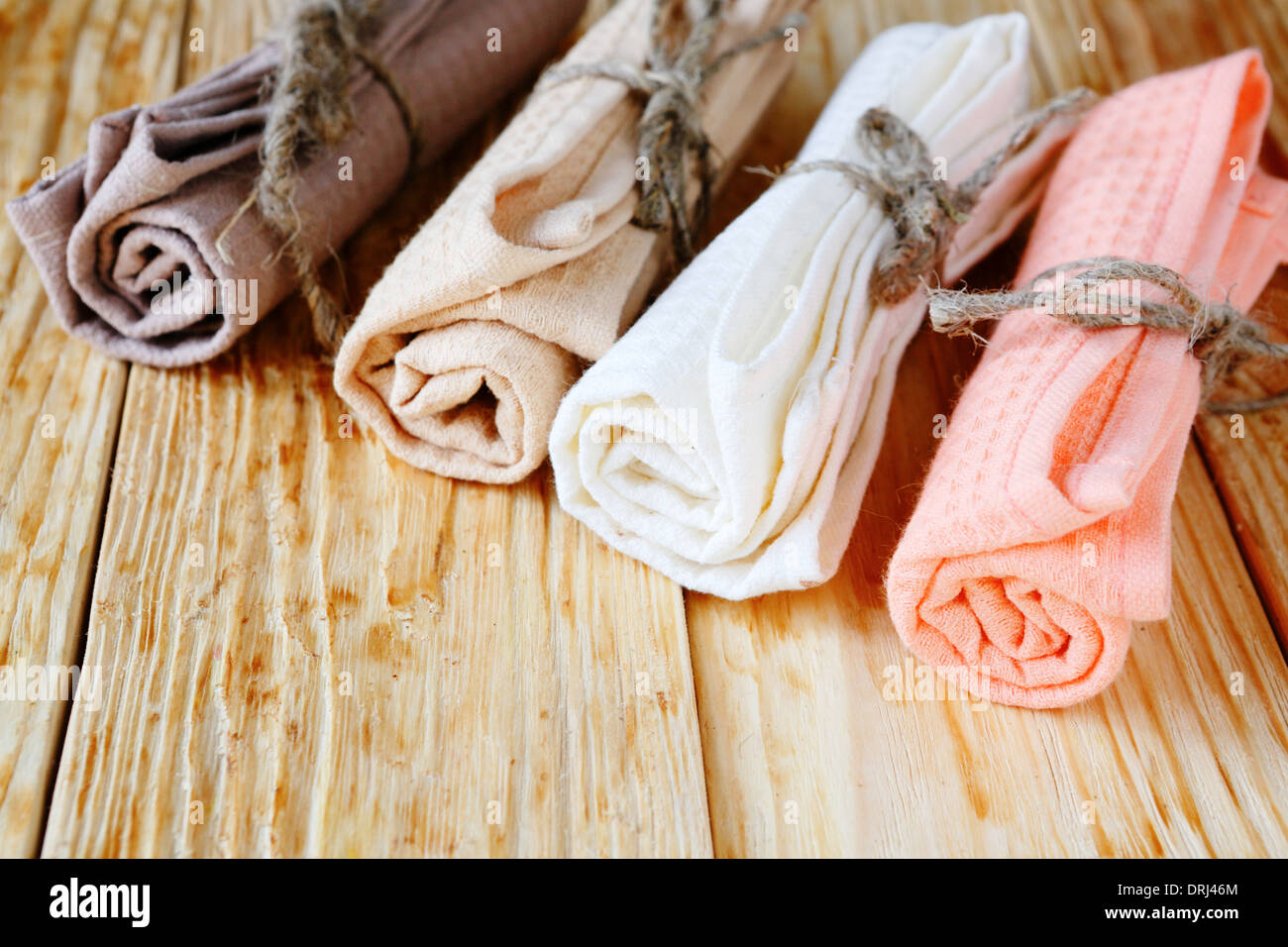 farbige Handtücher aus Baumwolle für die Küche, Textil Stockfoto