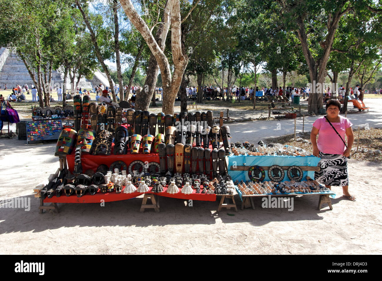 Maya-Marktstand verkauft Holzmasken und andere Souvenirs in Chichen Itza Yucatan, Mexiko. Stockfoto