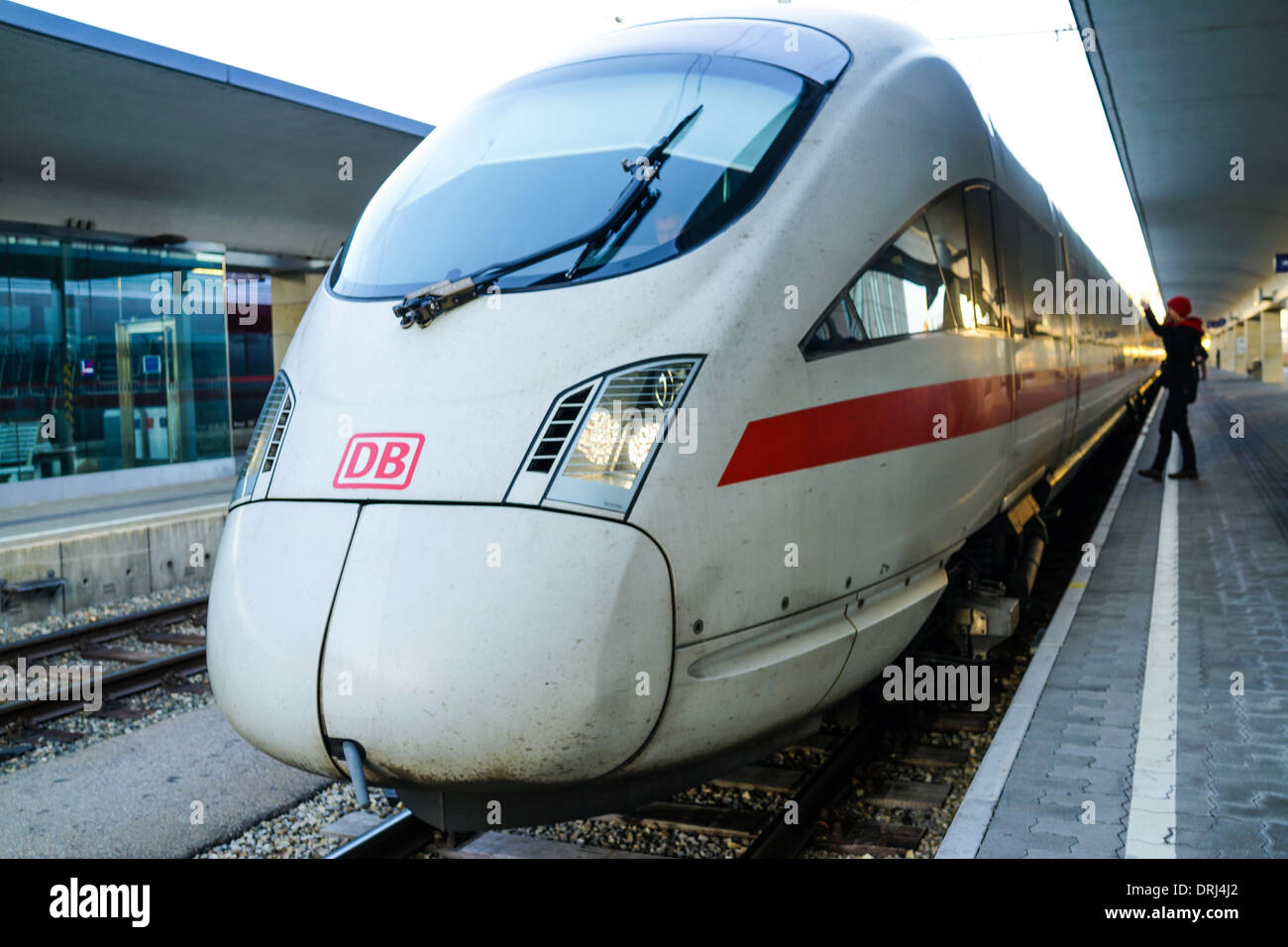 Ein ICE-Zug stationär am Bahnhof mit Menschen, die auf der Plattform winken Stockfoto