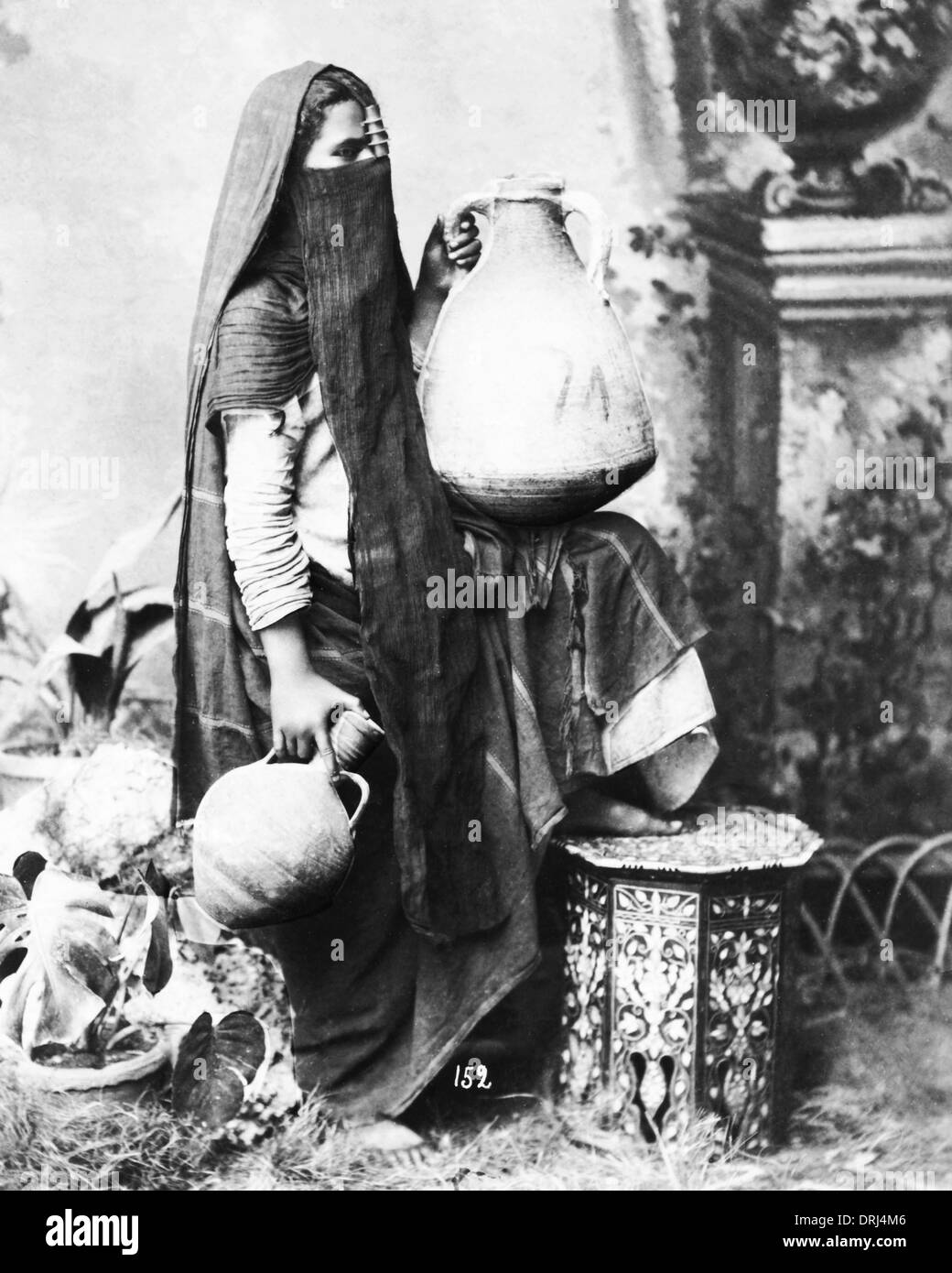 Verschleierte Frau mit Töpfen, Ägypten Stockfoto