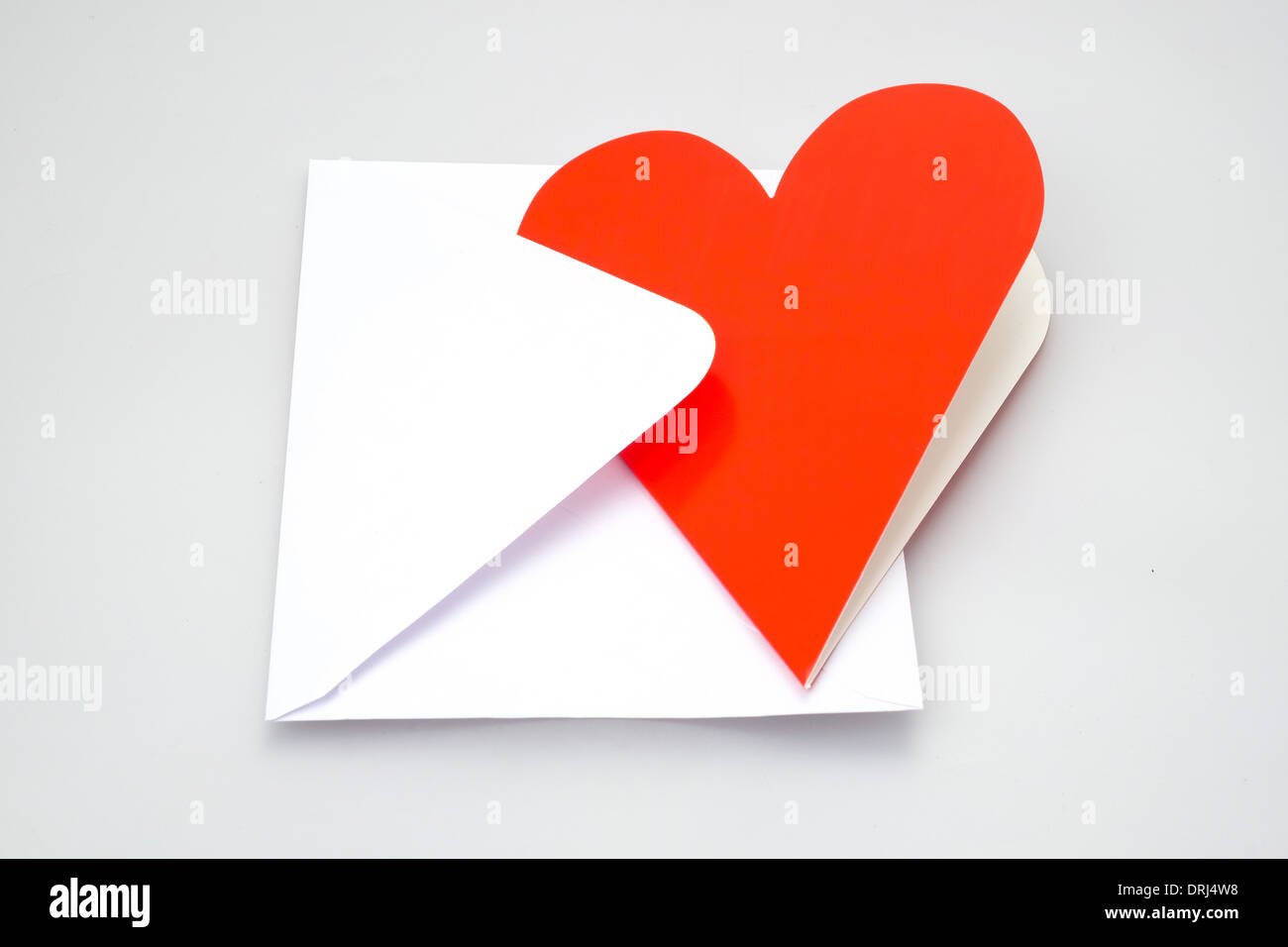 Perfekt für einen Liebesbrief, eine herzförmige Grußkarte und Umschlag - Studio gedreht mit weißem Hintergrund Stockfoto