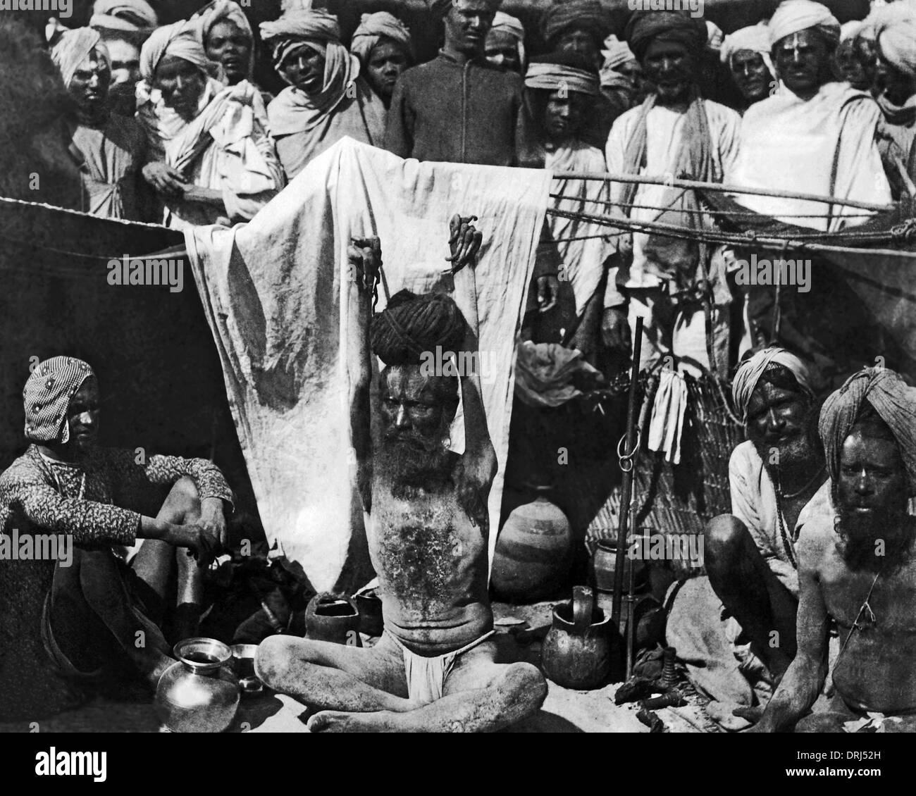 Fakir mit erhobenen Händen, Indien Stockfoto
