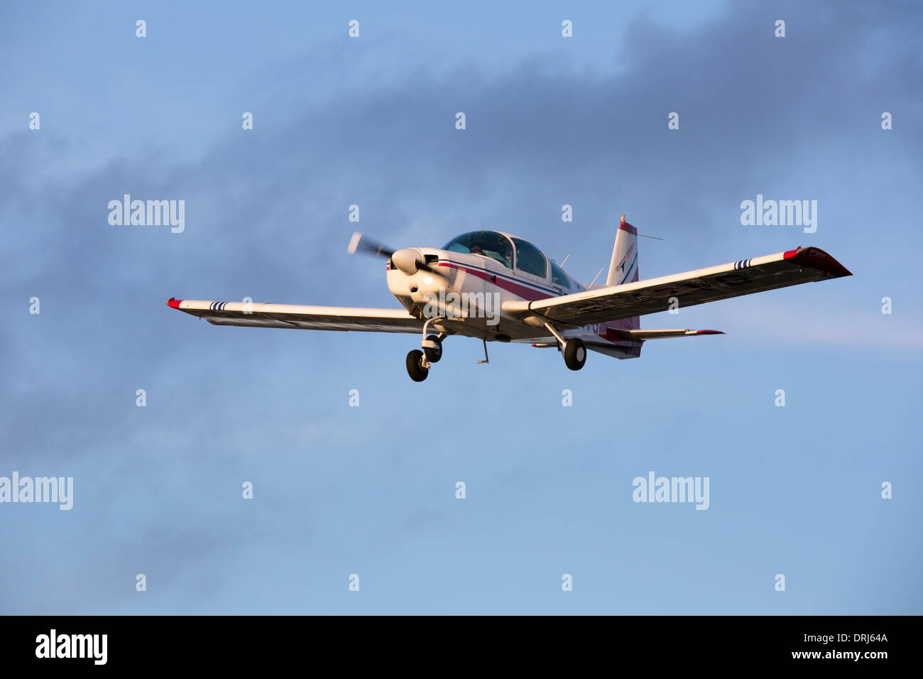 Grumman American AA5 Traveller G-AZVG im Flug Airfield Sandtoft Stockfoto