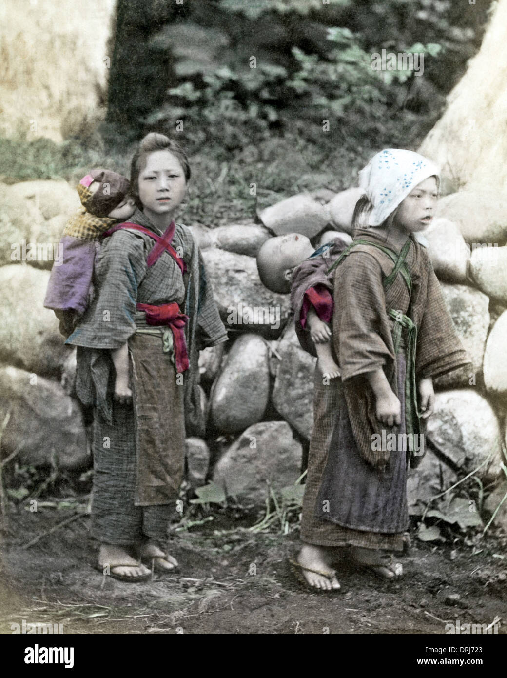 Zwei Mädchen mit Babys, Japan Stockfoto